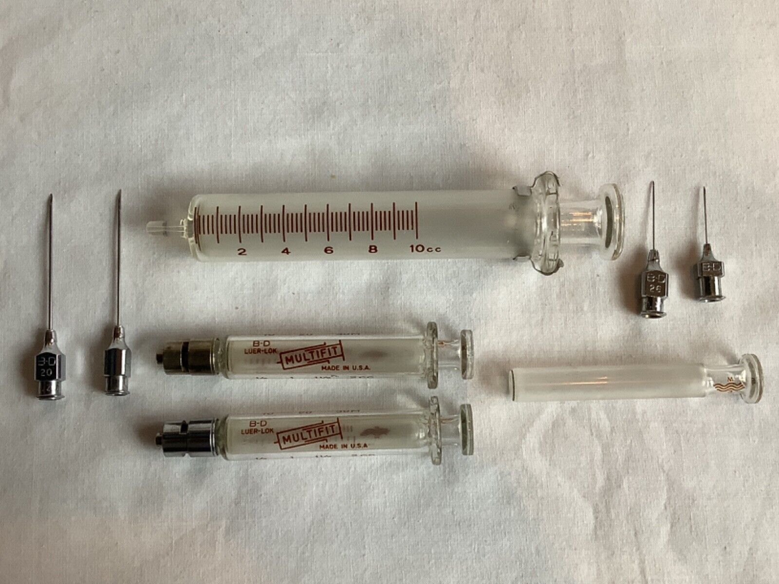 3 Vintage Glass Hypodermic Syringes 2cc, 10cc & 4 B-d Needles 20g 21g 25g 26g+